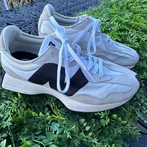 New Balance 327 size 7,5 black N white sneaker black sole - great condition